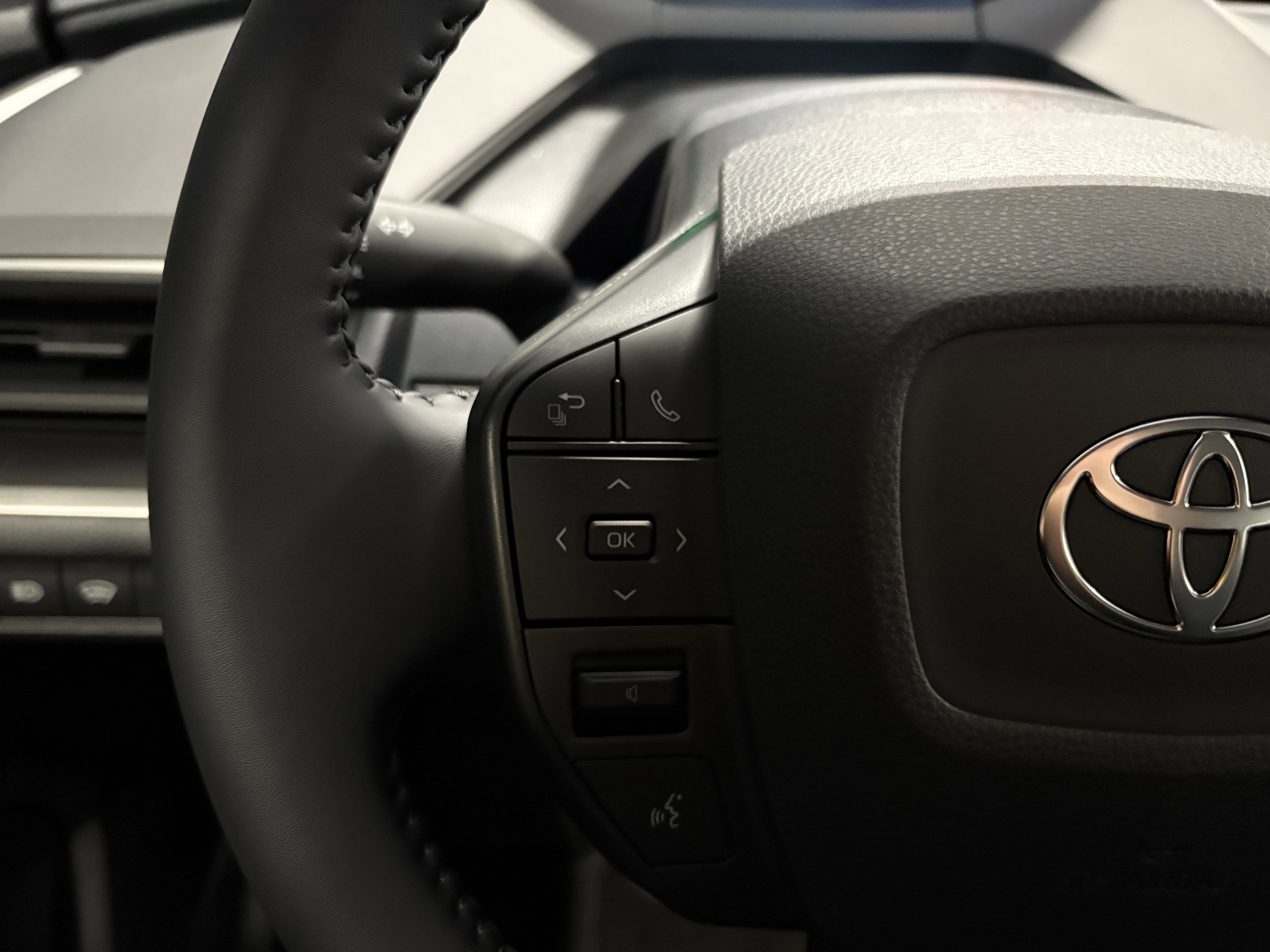 2026 Toyota Prius LE FWD