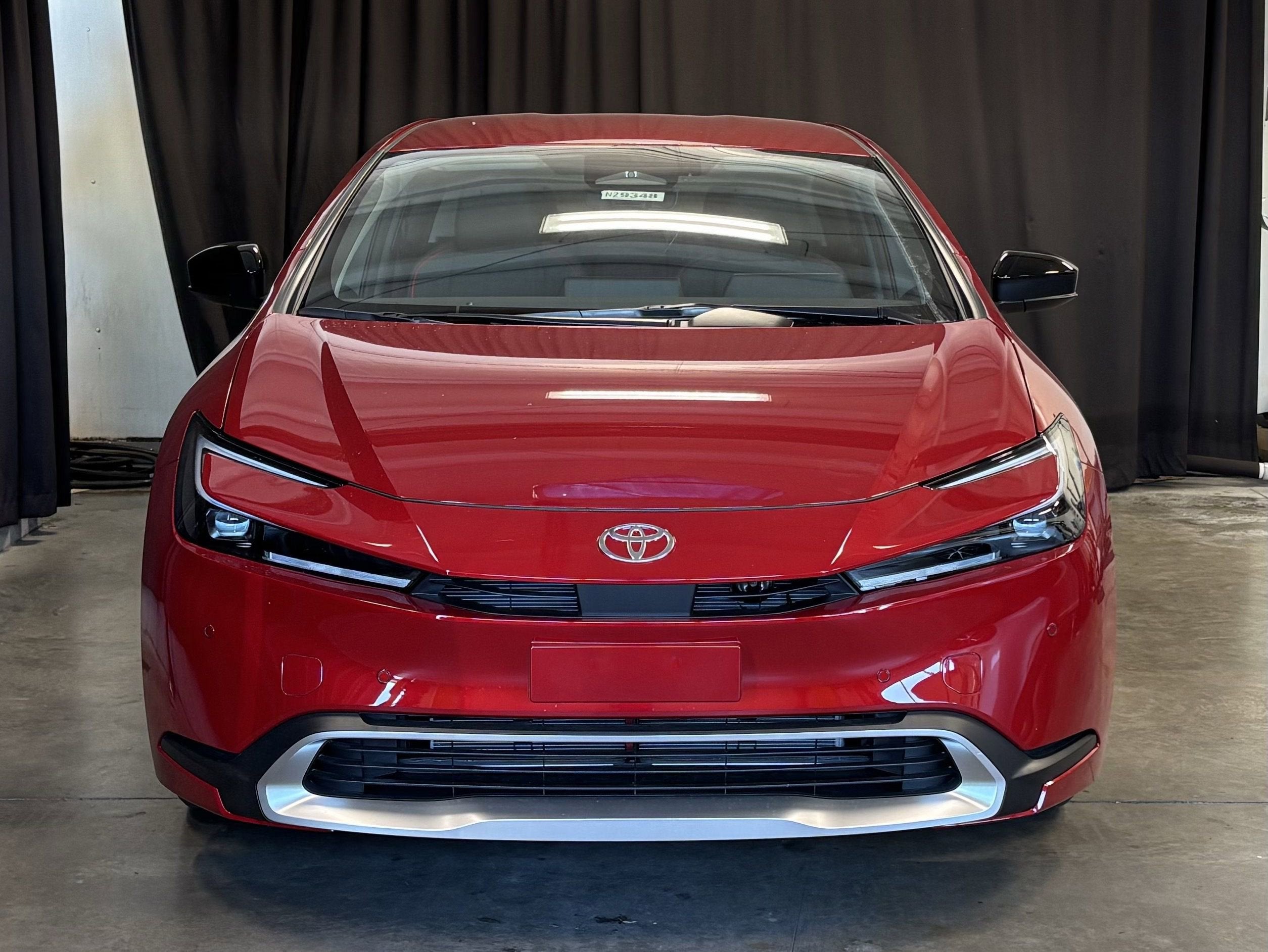 2026 Toyota Prius Plug-In Hybrid SE FWD