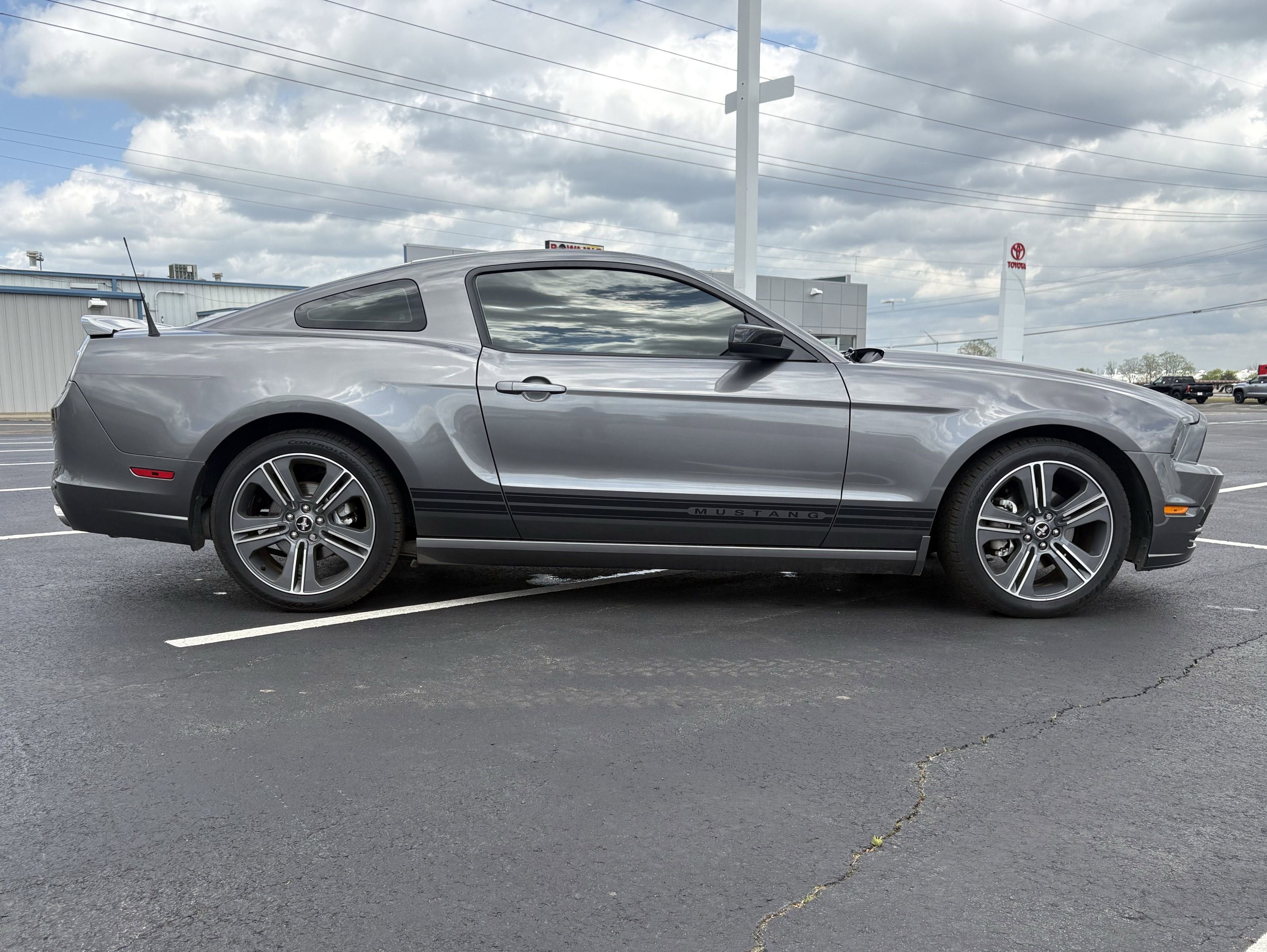 2014 Ford Mustang V6 Premium RWD