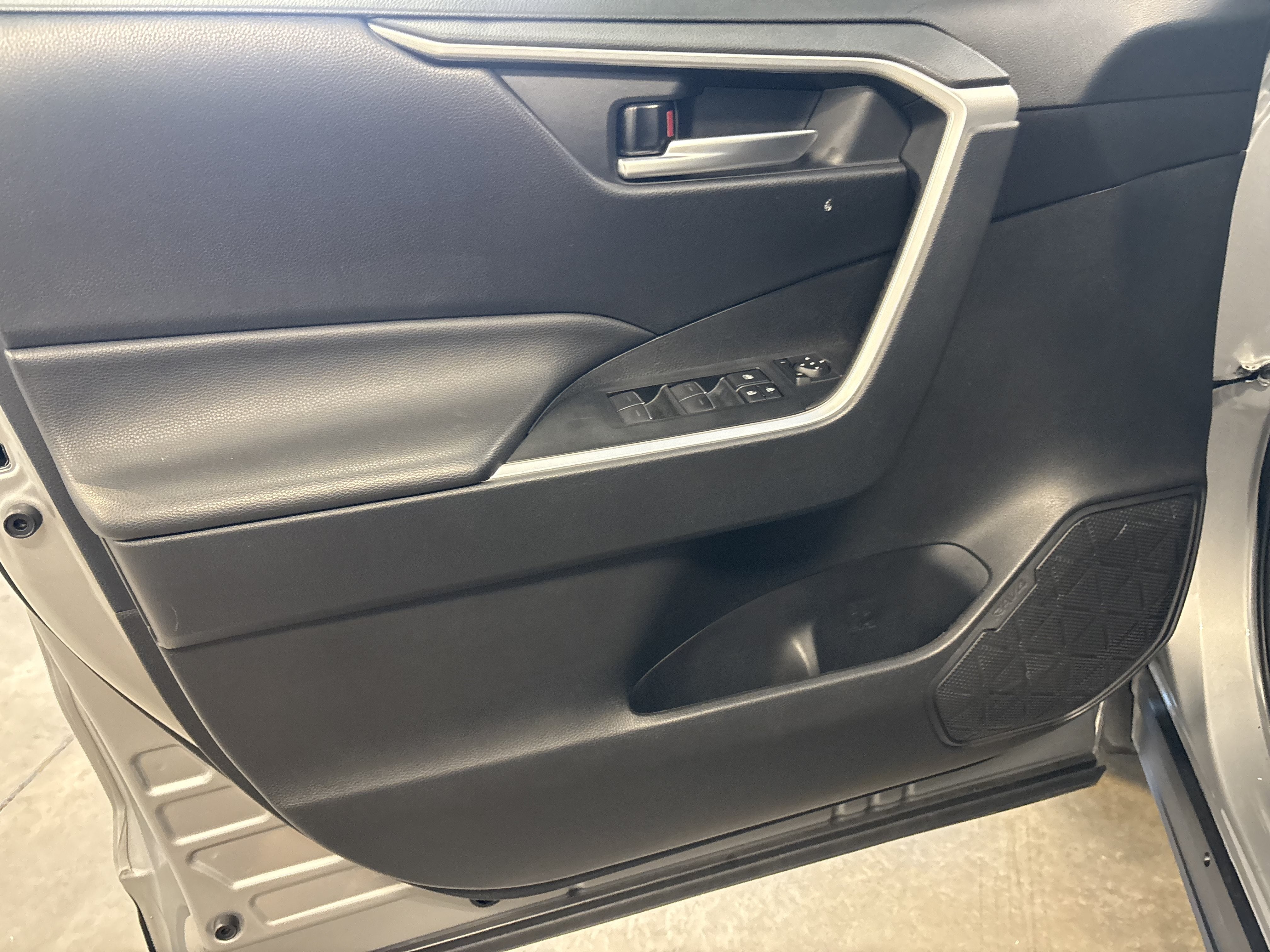 2025 Toyota RAV4 XLE FWD
