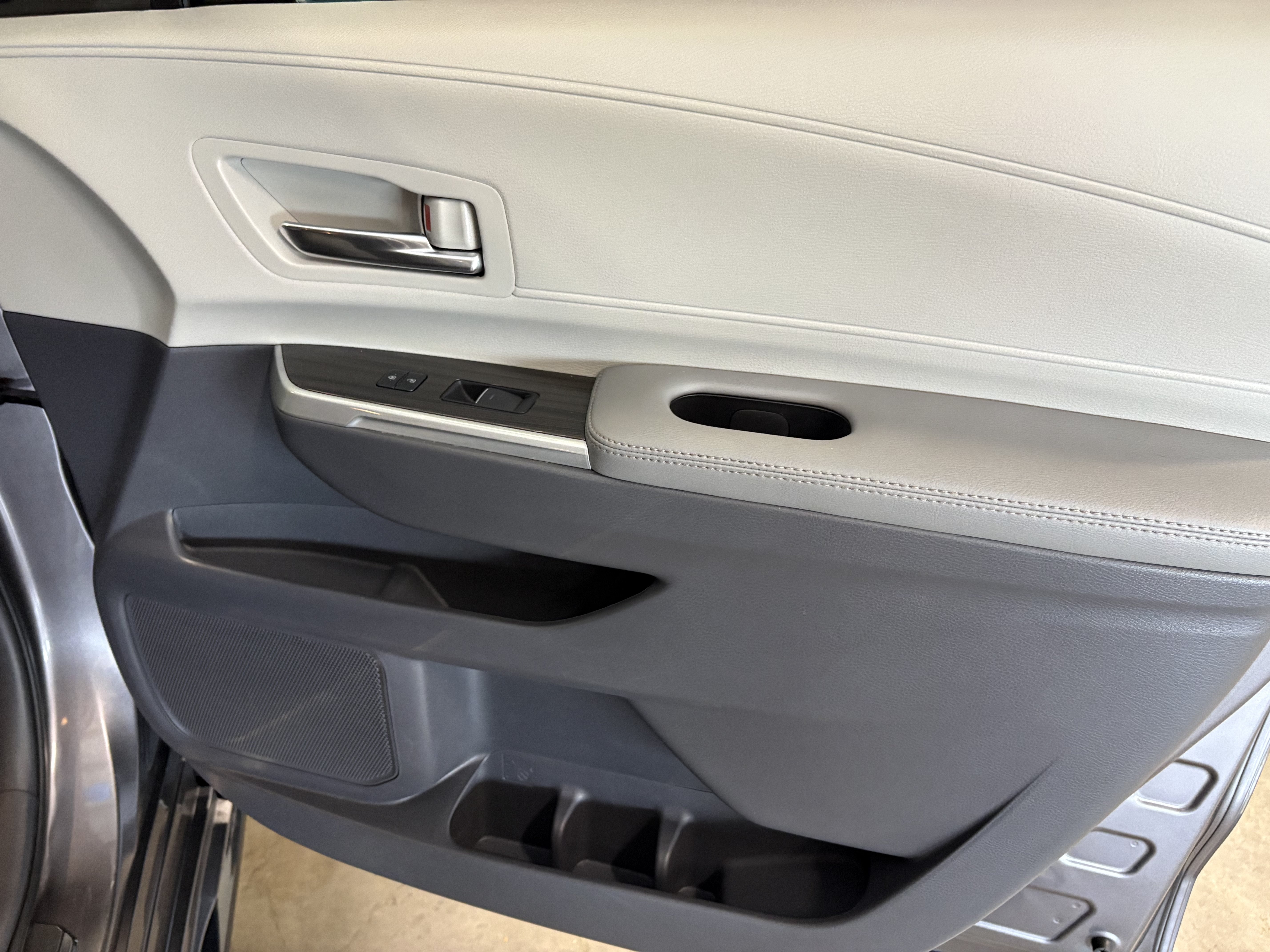 2022 Toyota Sienna Limited FWD