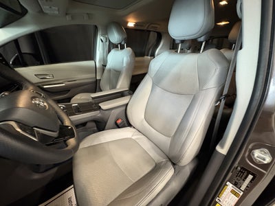 2022 Toyota Sienna Limited FWD