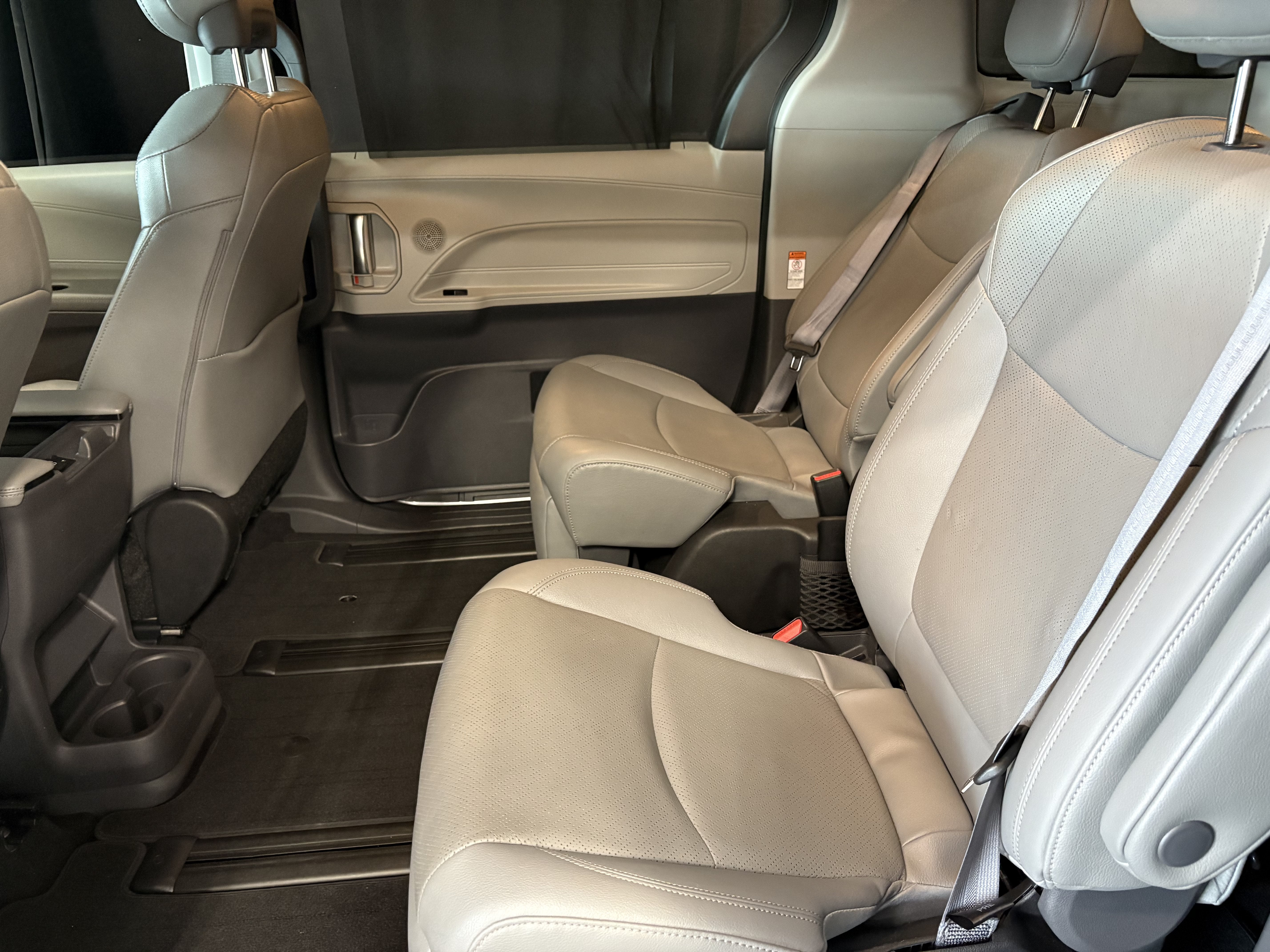 2022 Toyota Sienna Limited FWD