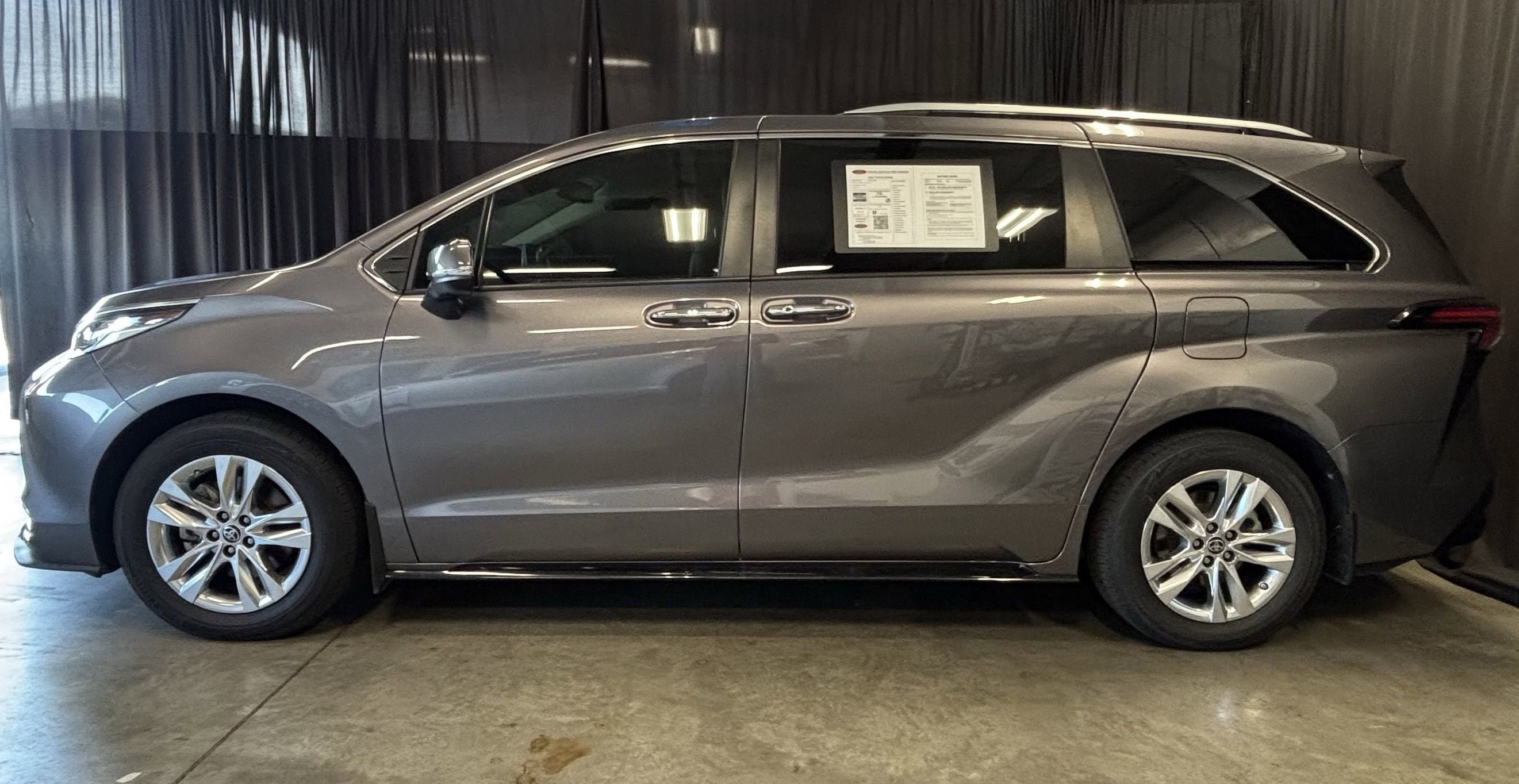 2022 Toyota Sienna Limited FWD