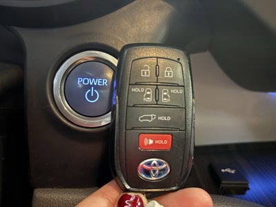 2022 Toyota Sienna Limited FWD