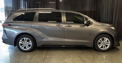 2022 Toyota Sienna Limited FWD