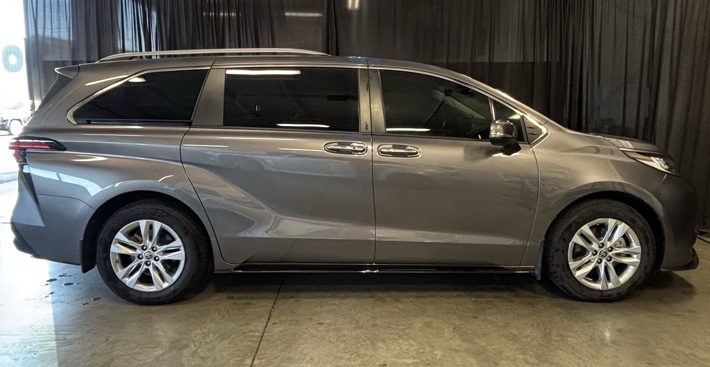 2022 Toyota Sienna Limited FWD