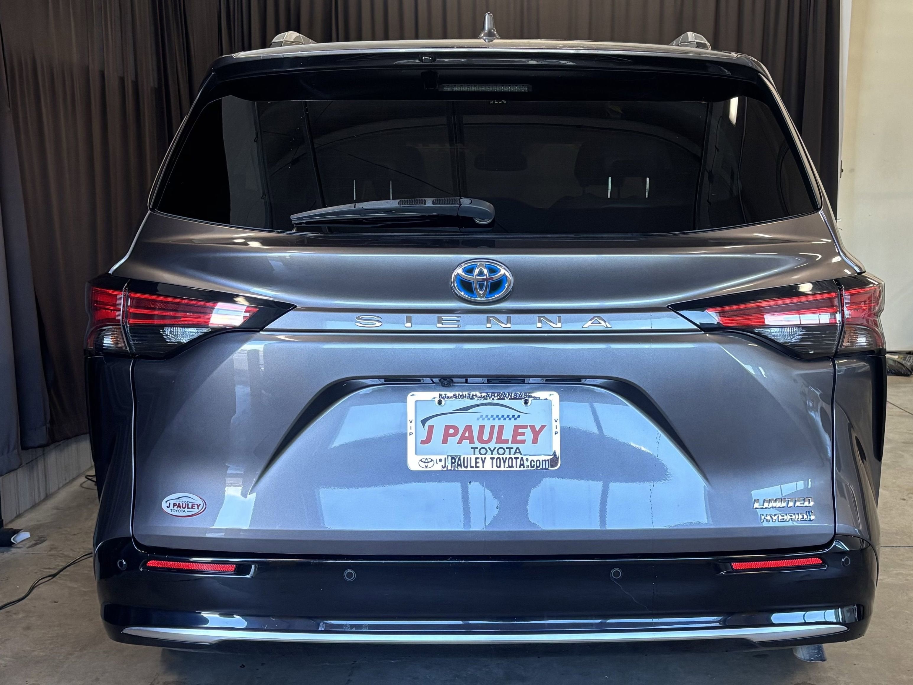 2022 Toyota Sienna Limited FWD