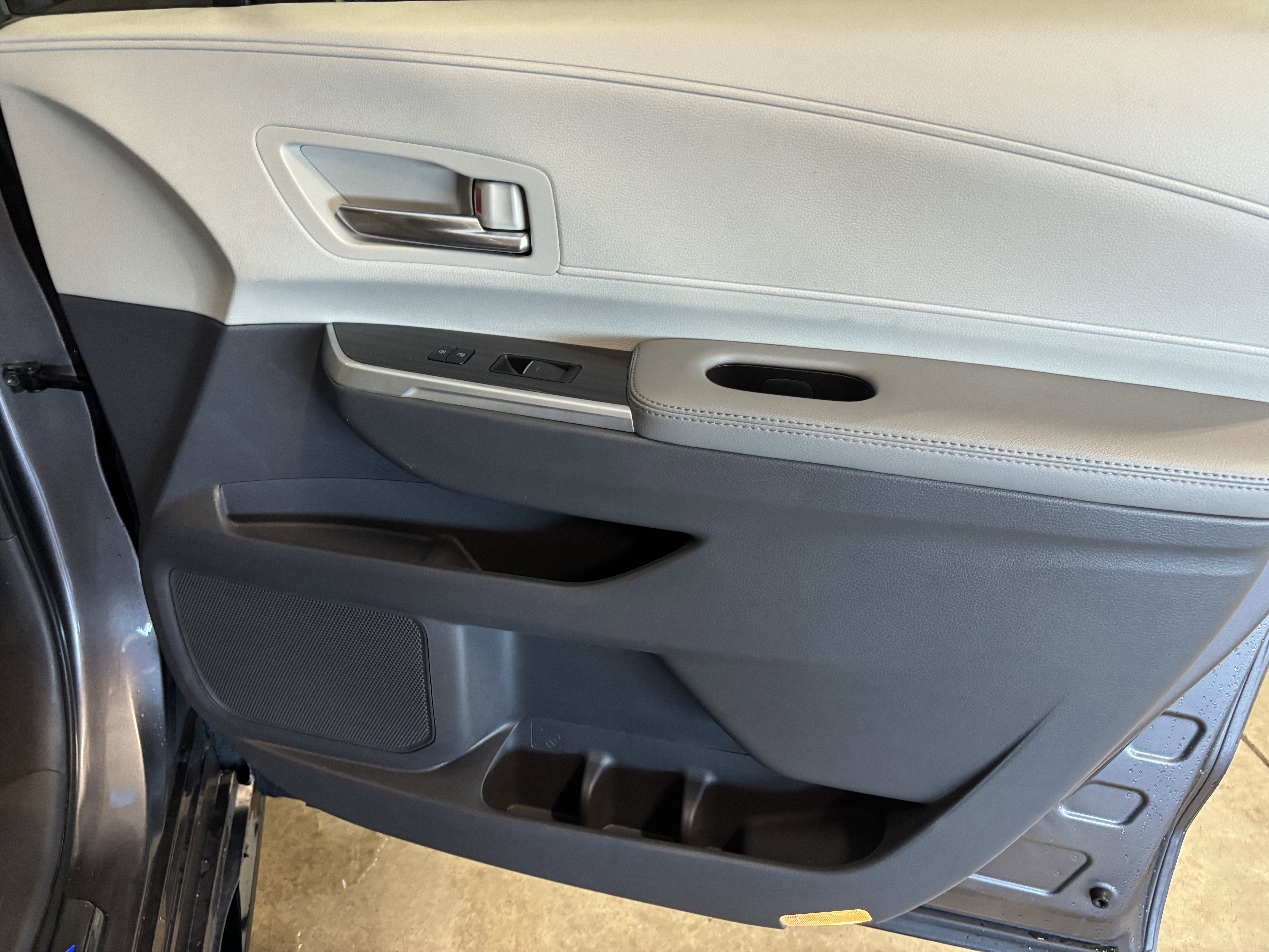 2022 Toyota Sienna Limited FWD