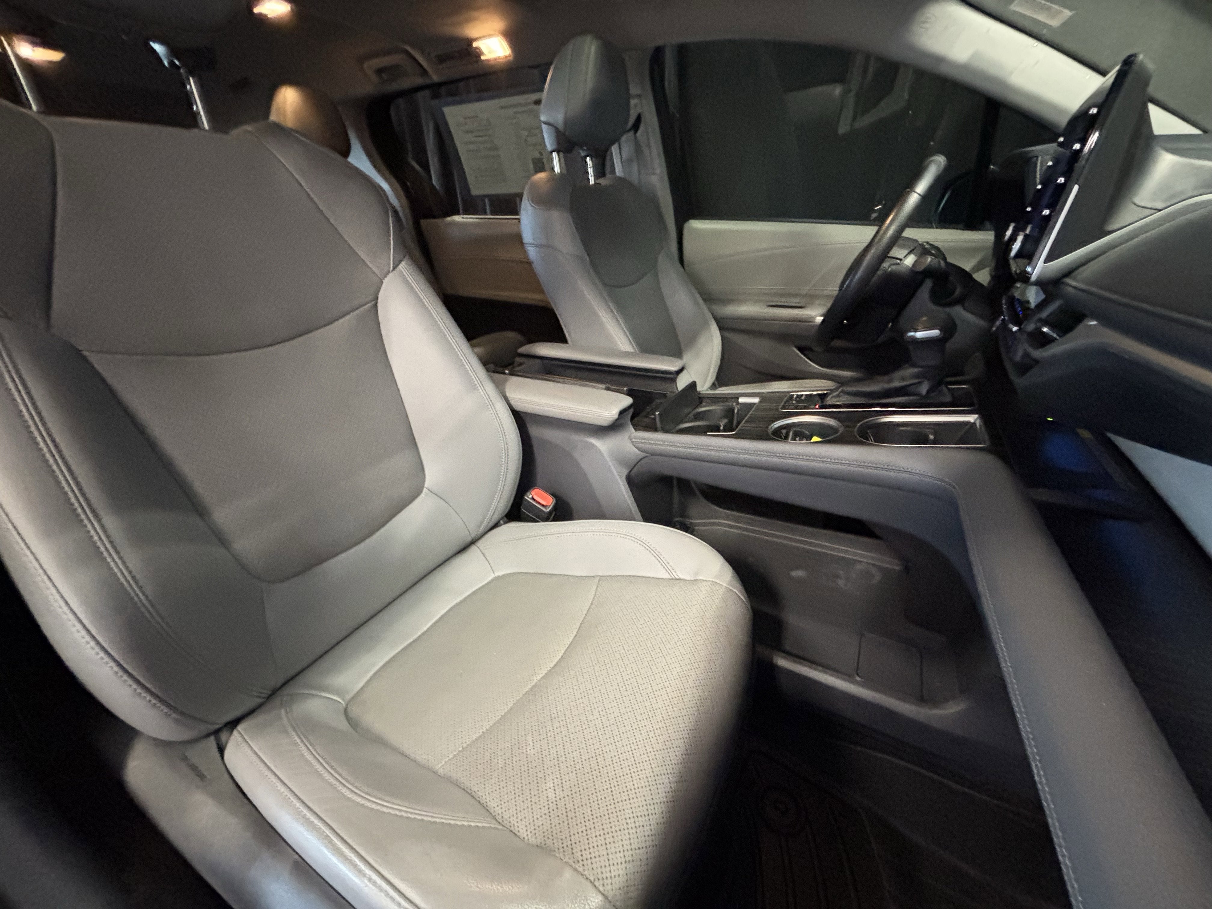 2022 Toyota Sienna Limited FWD