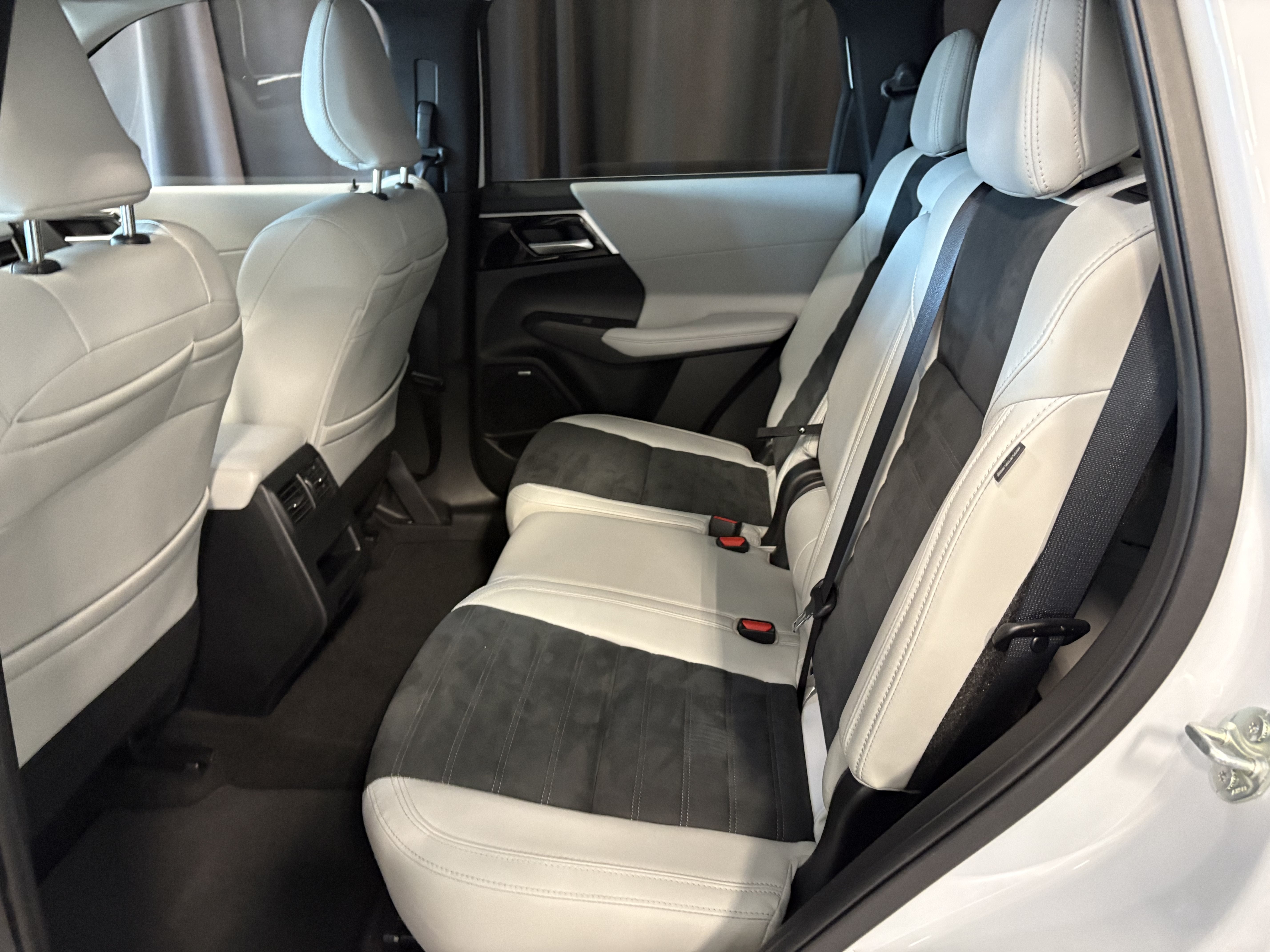 2025 Mitsubishi Outlander SE FWD