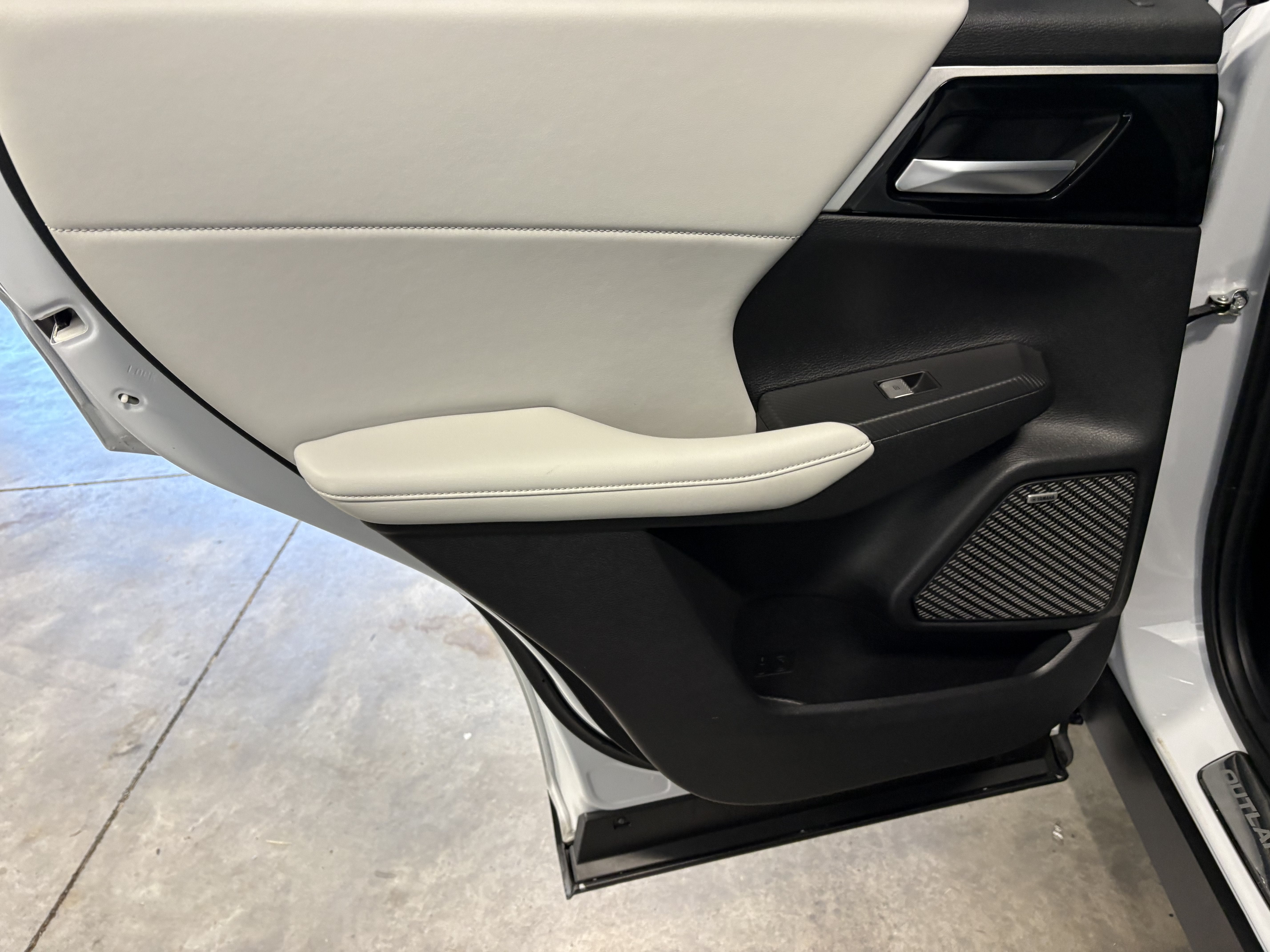 2025 Mitsubishi Outlander SE FWD